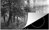 KitchenYeah® Inductie beschermer 76x51.5 cm - Herfstbladeren in de Verenigde Staten met de herfstzon - zwart wit - Kookplaataccessoires - Afdekplaat voor kookplaat - Inductiebeschermer - Inductiemat - Inductieplaat mat