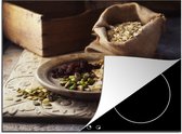 KitchenYeah® Inductie beschermer 60x52 cm - Jutezak en houten bord met pistachenoten - Kookplaataccessoires - Afdekplaat voor kookplaat - Inductiebeschermer - Inductiemat - Inductieplaat mat