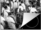 KitchenYeah® Inductie beschermer 70x52 cm - Een groep pinguïns staat beschermend om hun jongen heen - zwart wit - Kookplaataccessoires - Afdekplaat voor kookplaat - Inductiebeschermer - Inductiemat - Inductieplaat mat