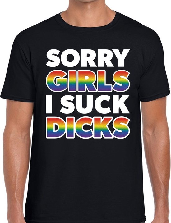 Man in zwart T-shirt met tekst 'SORRY GIRLS I SUCK DICKS' in regenboogkleuren.