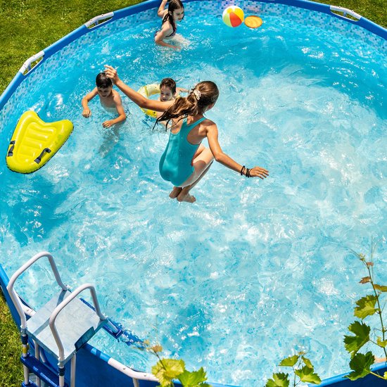 Kinderen spelen in een opzetzwembad, met een gele opblaasbare mat.