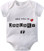 Hospitrix Baby Rompertje met Tekst Coming soon January | Korte Mouw | Cadeau voor Zwangerschap | Bekendmaking | Aankondiging | Aanstaande Moeder