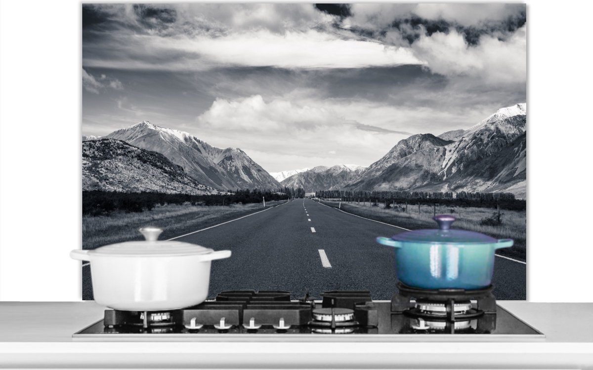 KitchenYeah - Spatscherm - Natuur - Bergen - Weg - Lucht - Zwart wit - 100x65 cm - Muurbeschermer
