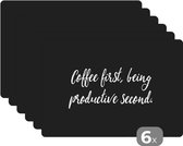 Placemat - Placemats kunststof - Quotes - Koffie - Coffee first, being productive second - Spreuken - 45x30 cm - 6 stuks - Hittebestendig - Anti-Slip - Onderlegger - Afneembaar