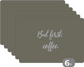Placemat - Placemats kunststof - Koffie - Quotes - Spreuken - But first: coffee - 45x30 cm - 6 stuks - Hittebestendig - Anti-Slip - Onderlegger - Afneembaar