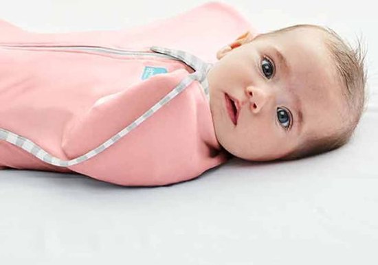 Roze Swaddle Up™ met grijze en witte strepen, met baby die naar de camera kijkt.