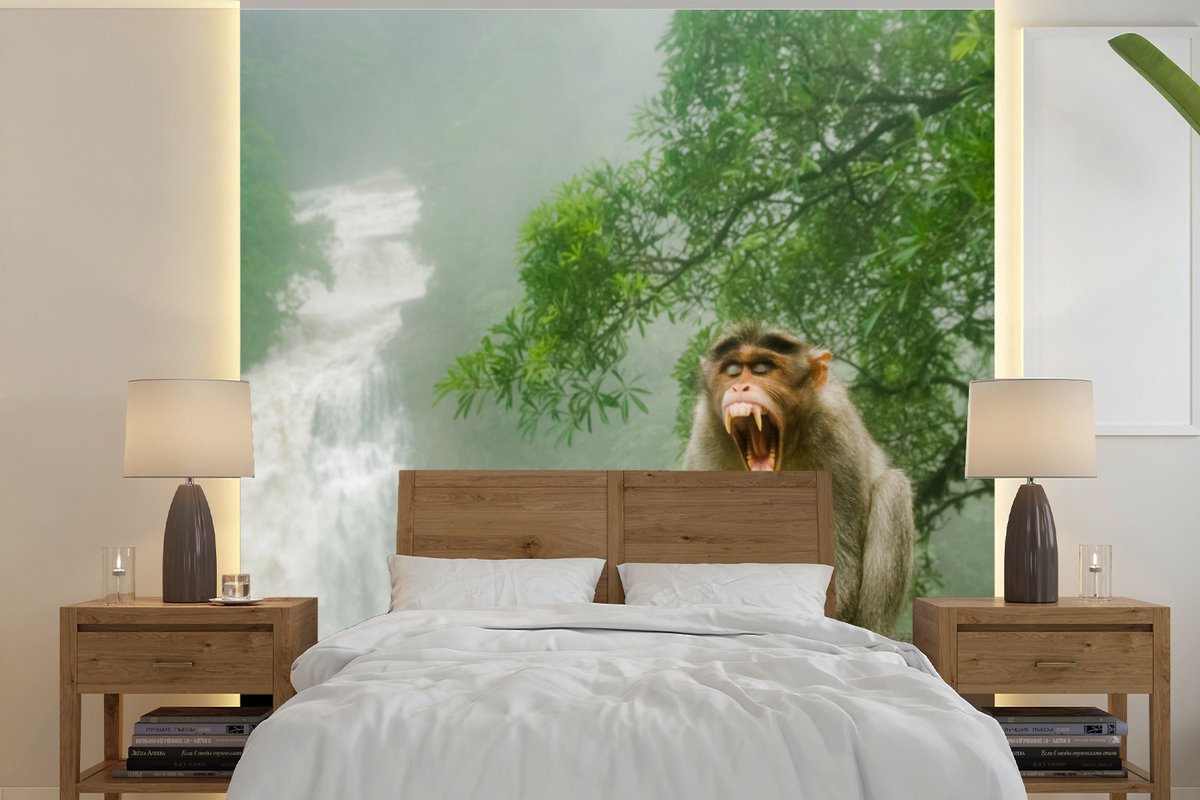 Behang - Fotobehang Schreeuwende aap voor waterval - Breedte 280 cm x hoogte 280 cm