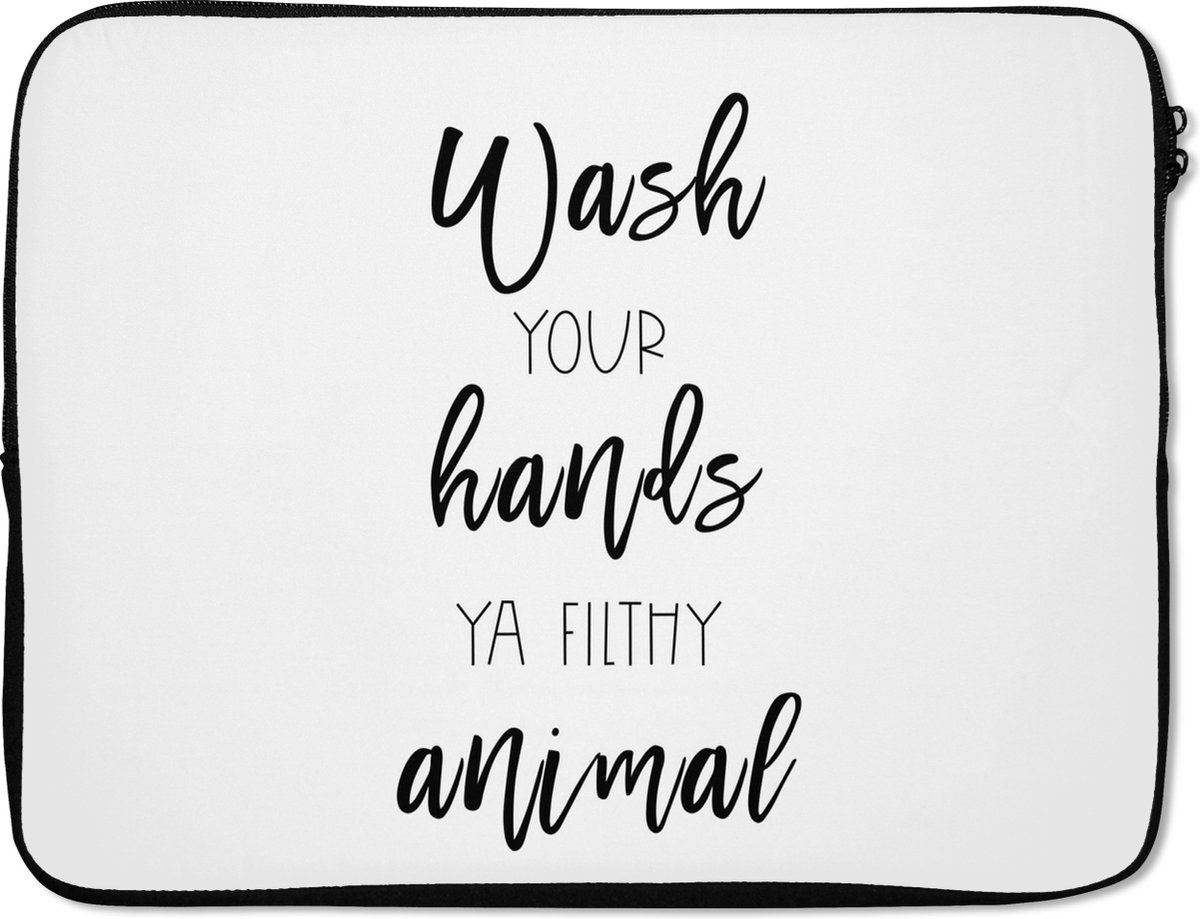 Laptophoes 17 inch - Spreuken - Quotes - Wash your hands ya filthy animal - Wassen - Laptop sleeve - Binnenmaat 41x28 cm - Zwarte achterkant