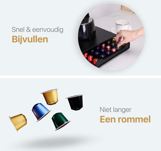 Tiroir métallique noir pour capsules de café, partiellement rempli. Une main remplit le tiroir, avec des capsules flottantes à côté.