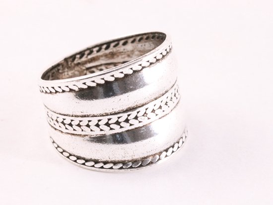 Brede zilveren ring met kabelpatronen - maat 20.5