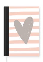 Notitieboek - Schrijfboek - Illustratie van een grijs hart op een wit met roze gestreepte achtergrond - Notitieboekje klein - A5 formaat - Schrijfblok