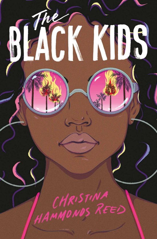 Boekomslag van 'The Black Kids' met een jonge vrouw met een bril die zonsondergang reflecteert, palmbomen met vuur, en de titel. Omringd door krullend haar.