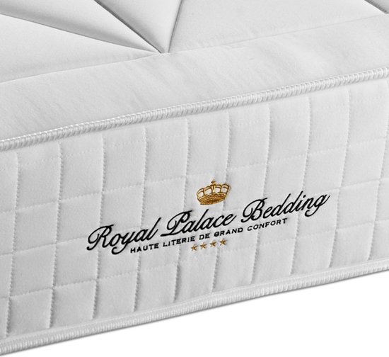 Witte matras met ruitpatroon en "Royal Palace Bedding" logo met kroon.