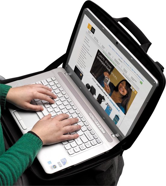 Persoon typt op laptop in zwarte hoes, met het Case Logic logo op het scherm.