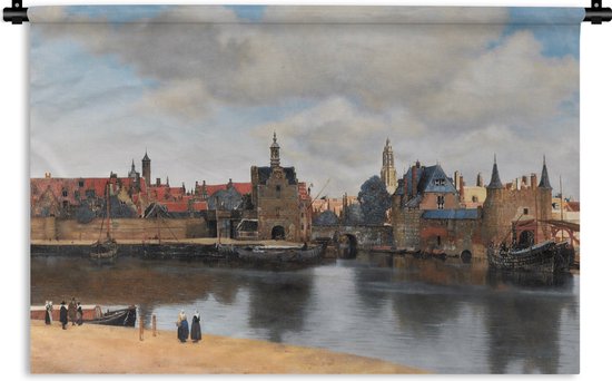 Een gedetailleerd schilderij toont een oude stad met karakteristieke gebouwen aan een rivier, met mensen op een zanderige oever.