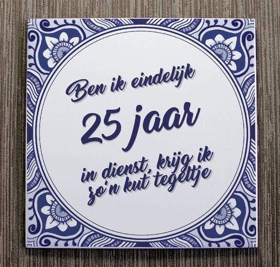 Tegeltje met Tekst Ben ik eindelijk 25 jaar in dienst, krijg ik zo'n kut  tegeltje 25... | bol.com