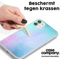 Une main passant une clé le long d'une coque de téléphone pastel pour démontrer sa résistance aux rayures.