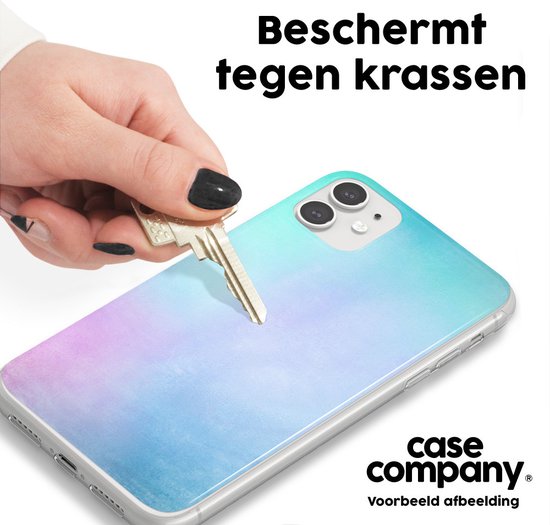 Une main passant une clé le long d'une coque de téléphone pastel pour démontrer sa résistance aux rayures.