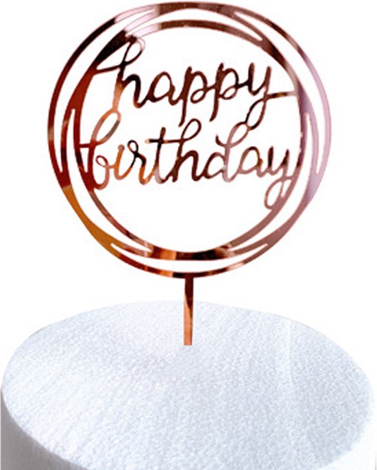 Rosegouden 'happy birthday' taarttopper in cirkelvorm, op een witte taart.