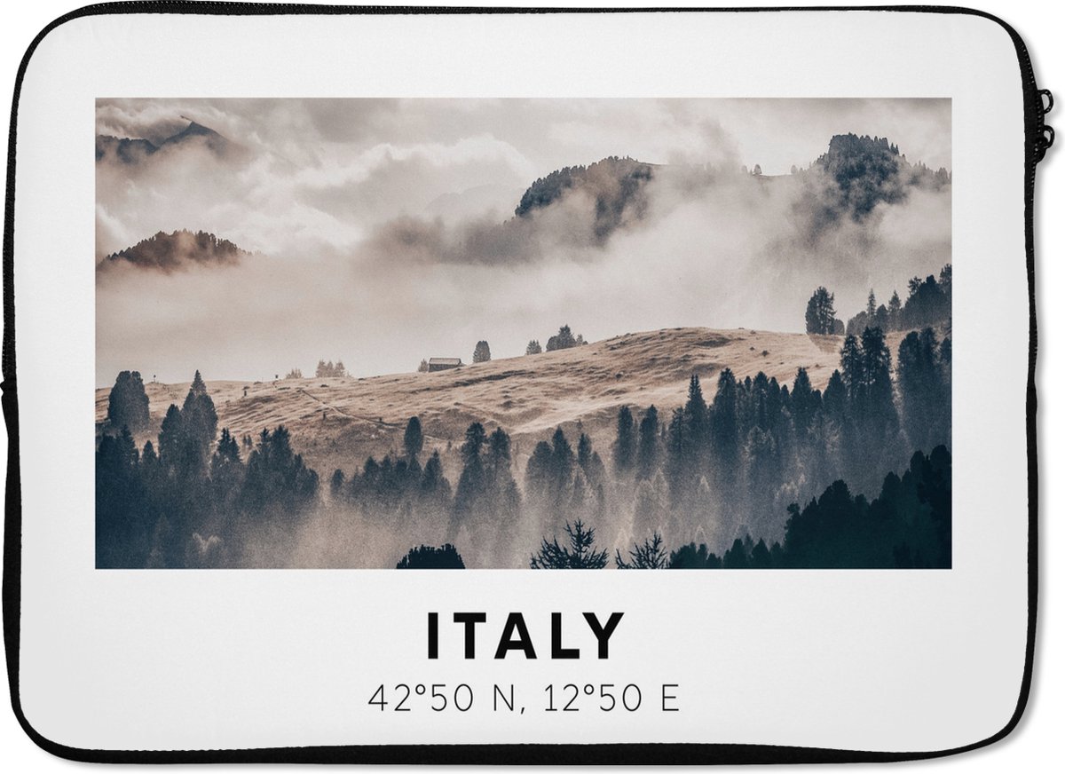 Laptophoes 13 inch - Italië - Dolomieten - Zomer - Mist - Laptop sleeve - Binnenmaat 32x22,5 cm - Zwarte achterkant