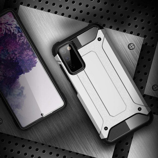 Coque blindée argentée avec texture noire sur les coins, à côté d'un téléphone avec un fond floral violet.