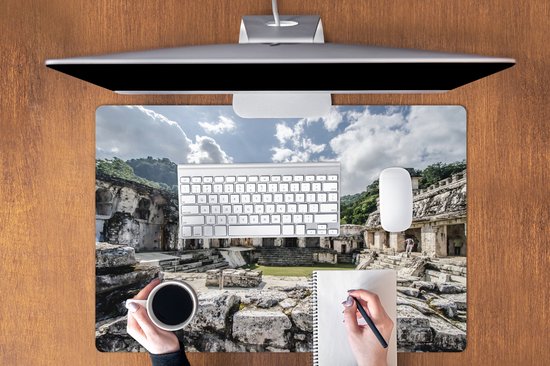 Muismat XXL 90x60 cm - Bureau onderlegger - Bureau mat Tussen de Maya-ruïnes in Palenque Mexico - Bureaumat - Gaming mousepad xl - Bureaulegger groot - Computer deskmat