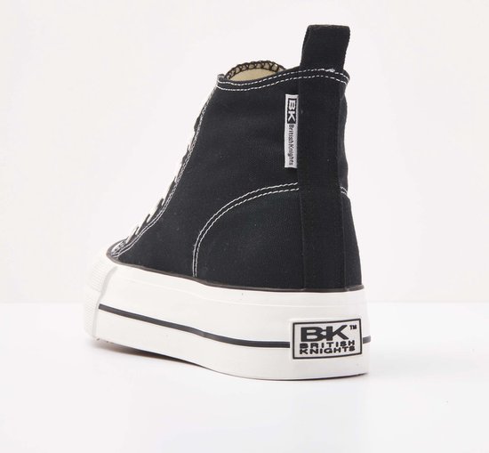 Zwarte hoge sneakers, achterste zijaanzicht, met witte veters, witte stiksels en een dikke witte zool.