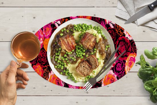 Ovale placemat met een rozenpatroon, met een bord vol eten.