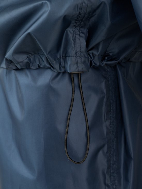 Detail van de tailleband van een donkerblauwe regenbroek met trekkoord.