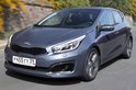 Grijze Kia Ceed 5-deurs hatchback op een straat.