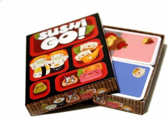 Doos van het kaartspel Sushi Go! met een rode voorkant met afbeeldingen van sushi en een open doos met speelkaarten.