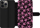 Bookcase Geschikt voor iPhone 13 Pro telefoonhoesje - Meisje - Piraten - Roze - Patronen - Girl - Kind - Kinderen - Met vakjes - Wallet case met magneetsluiting