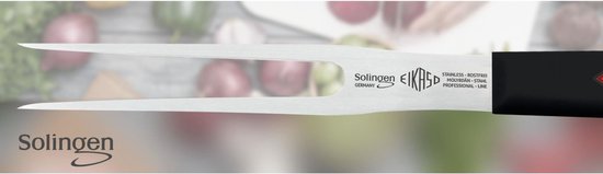 Une fourchette à viande Eikaso Solingen avec une lame argentée légèrement incurvée et un manche noir avec des logos rouges.