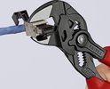Een Knipex tang klemt een netwerkconnector met blauwe kabel.
