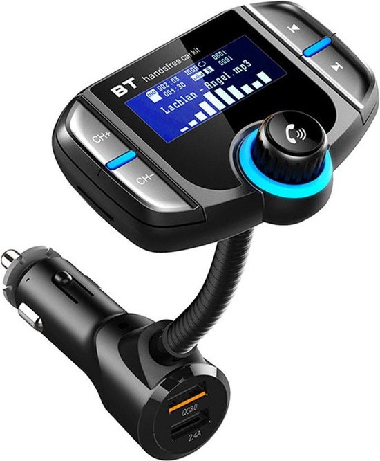 Zwarte BT handsfree autokit met flexibele nek, QC3.0 en 2.4A USB-poorten, en display met 'Lachlan - Angel.mp3'.