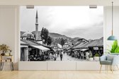 Behang - Fotobehang Oude Bosnische marktplaats van Sarajevo - zwart wit - Breedte 420 cm x hoogte 280 cm