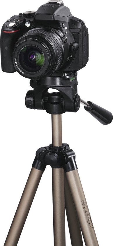 Digitale camera met lens op een bronskleurig Hama statief.