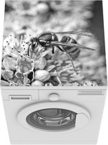 Wasmachine beschermer mat - Een wesp op roze bloemen - zwart wit - Breedte 60 cm x hoogte 60 cm