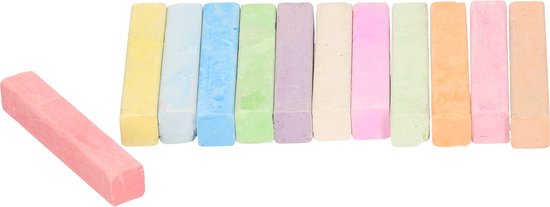 Twaalf krijtjes op een rij in zachte kleuren: roze, geel, lichtblauw, groen, paars, creme, lichtroze, lichtgroen, oranje, lichtroze. Eén roze krijtje ligt apart.