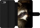 Bookcase Geschikt voor iPhone 8 telefoonhoesje - Wasbeer - Wilde dieren - Zwart - Met vakjes - Wallet case met magneetsluiting