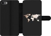 Bookcase Geschikt voor iPhone 7 telefoonhoesje - Wereldkaart - Leer - Zwart - Met vakjes - Wallet case met magneetsluiting