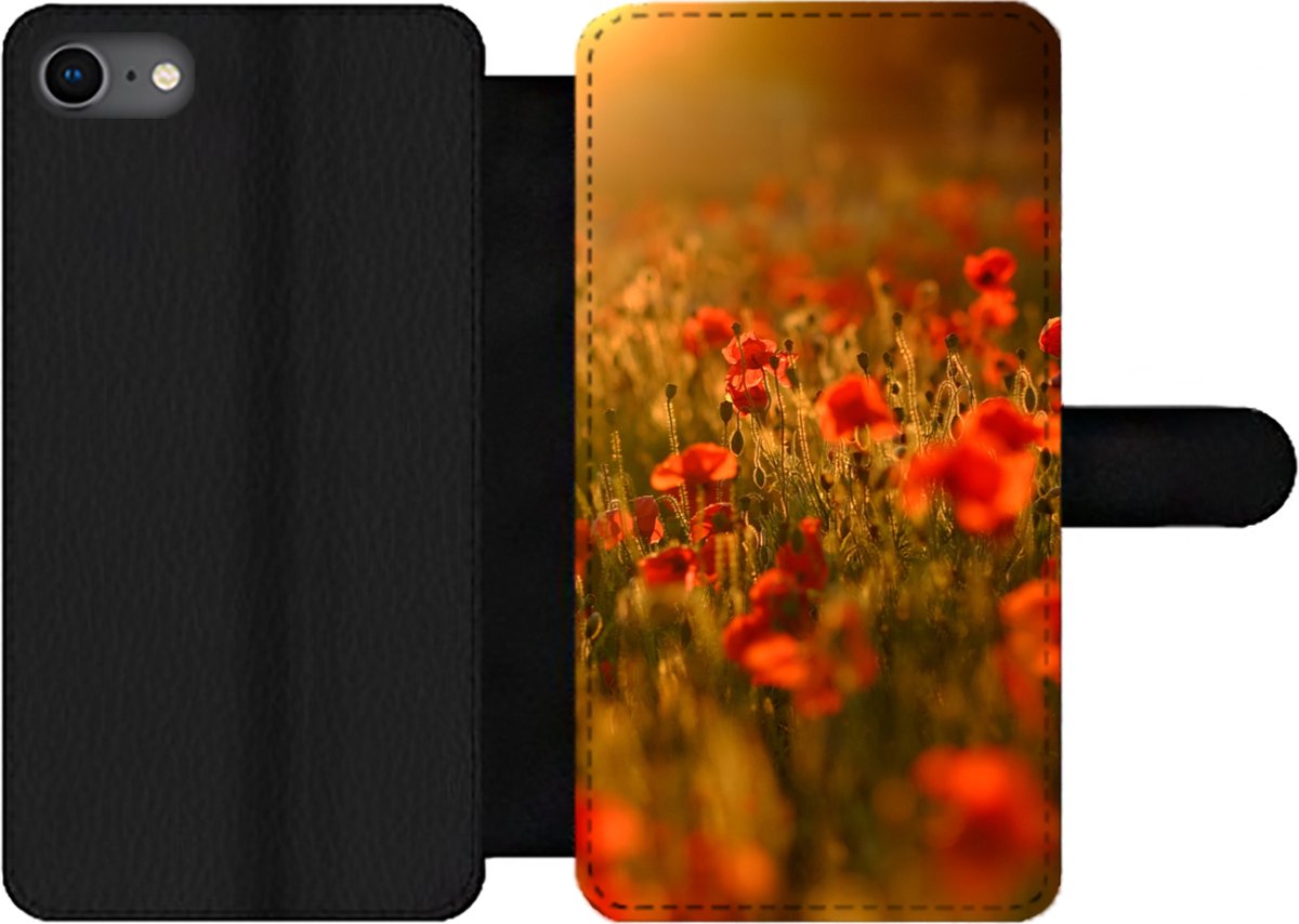 Telefoonhoesje Geschikt voor iPhone SE 2020 telefoonhoesje - Oranje gloed over de Klaprozen in het veld - Met vakjes - Wallet case met magneetsluiting
