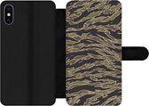 Bookcase Geschikt voor iPhone XS telefoonhoesje - Camouflage patroon met strepen - Met vakjes - Wallet case met magneetsluiting