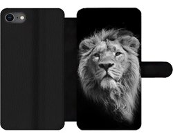 foto van Brisea: Bookcase Geschikt voor iPhone 8 telefoonhoesje - Leeuw - Portret - Zwart - Wit - Met vakjes - Wallet case met magneetsluiting