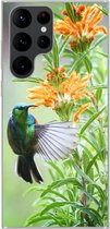 Geschikt voor Samsung Galaxy S22 Ultra hoesje - Close-up van een kleurrijke vogel naast planten met oranje bloemen - Siliconen Telefoonhoesje