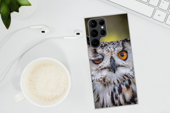 Coque de téléphone avec un hibou à l'œil orange clignant, avec des détails de plumes.