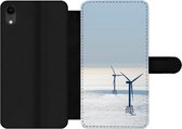 Bookcase Geschikt voor iPhone XR telefoonhoesje - Noordzee - Windmolen - Zon - Met vakjes - Wallet case met magneetsluiting