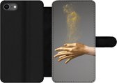 Bookcase Geschikt voor iPhone SE 2020 telefoonhoesje - Vrouw met goud geverfde handen en een wolk van glitters - Met vakjes - Wallet case met magneetsluiting