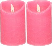 2x Fuchsia roze LED kaarsen / stompkaarsen 12,5 cm - Luxe kaarsen op batterijen met bewegende vlam