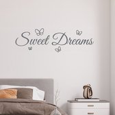 Stickerheld - Muursticker Sweet dreams met vlinders - Slaapkamer - Droom zacht - Lekker slapen - Engelse Teksten - Mat Donkergrijs - 26.8x87.5cm